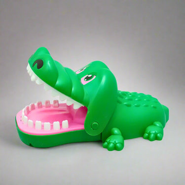 BIG CROCODILE BITING FINGER FUNNY GAME